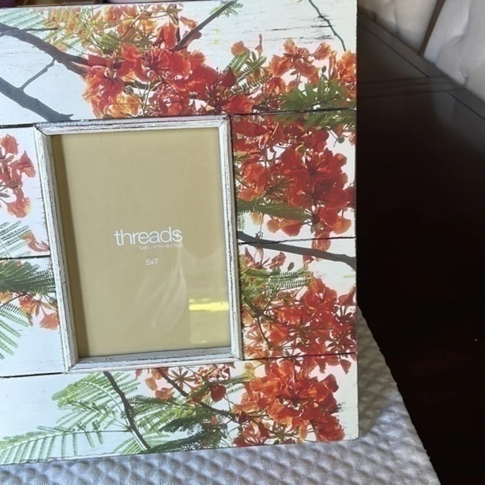 Threads Saks fifth avenue, 5 x 7 picture frame fall leaves wooden